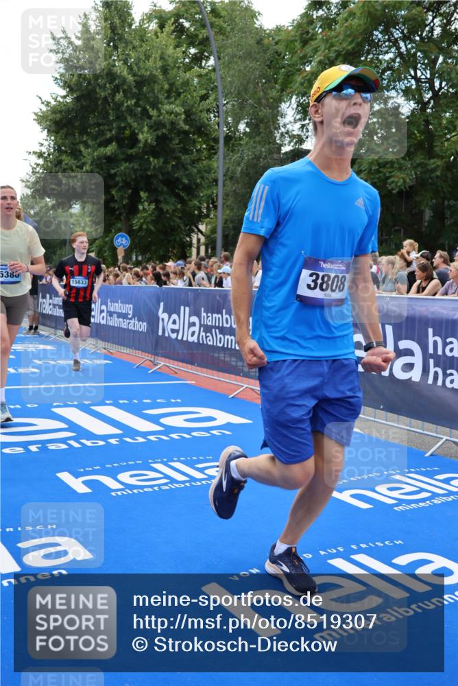 29.06.2025 - hella hamburg halbmarathon Strokosch-Dieckow http://msf.ph/oto/8519307 29.06.2025 11:46:11 Ziel 1075, 1230, 2109, 2552, 2858, 2974, 3808, 6124, 7108, 7513, 8615, 10123, 10230, 10322, 11816, 11817, 13442, 13903, 14043, 14130, 15380, 15588, 15732, 15833, 15876, 16953, 18482, 19168 meine-sportfotos.de