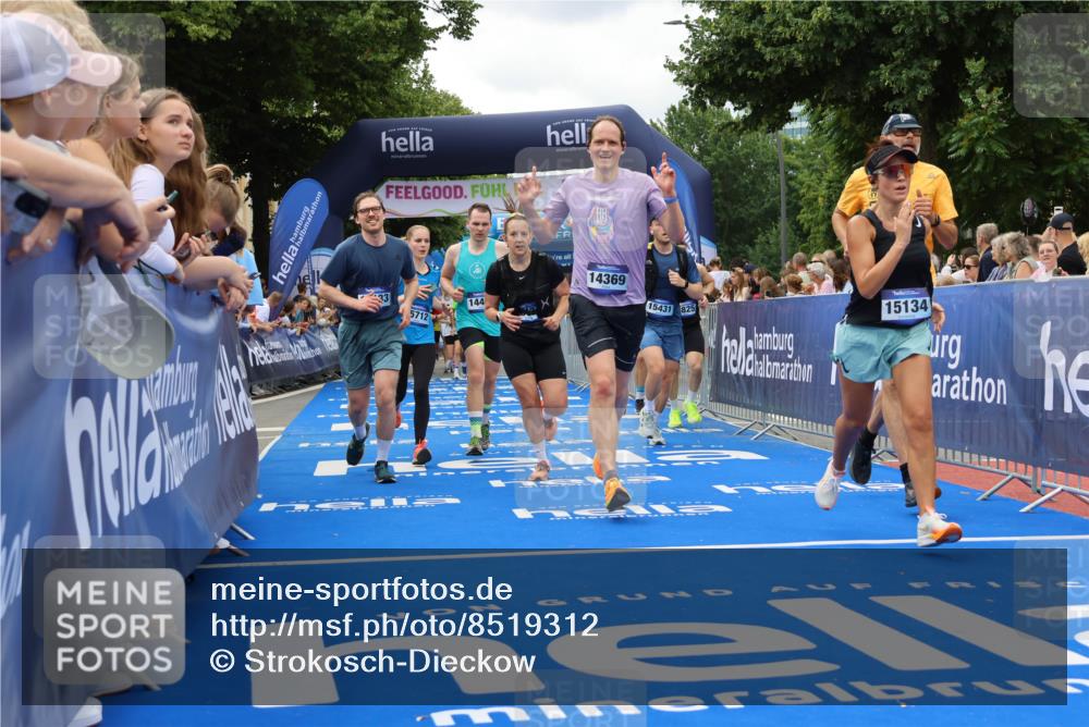 29.06.2025 - hella hamburg halbmarathon Strokosch-Dieckow http://msf.ph/oto/8519312 29.06.2025 10:56:43 Ziel 2378, 3836, 4152, 6416, 6759, 7037, 7646, 8311, 8744, 8825, 8996, 9488, 11083, 11870, 13816, 14369, 14461, 15134, 15145, 15431, 15712, 16008, 16009, 16043, 16121, 16679, 17133, 17259, 18340, 18634, 18899 meine-sportfotos.de