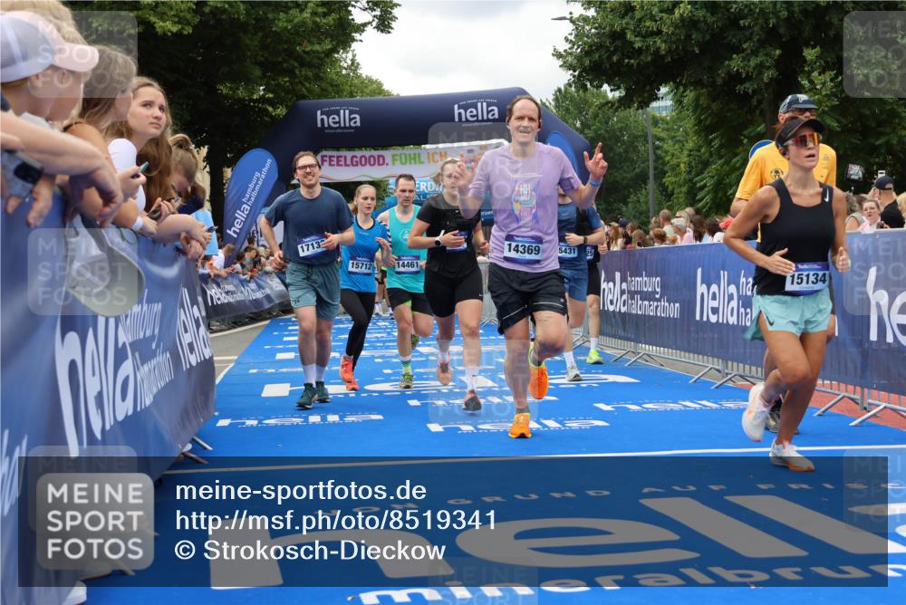 29.06.2025 - hella hamburg halbmarathon Strokosch-Dieckow http://msf.ph/oto/8519341 29.06.2025 10:56:43 Ziel 2378, 3836, 4152, 6416, 6759, 7037, 7646, 8311, 8744, 8825, 8996, 9488, 11083, 11870, 13816, 14369, 14461, 15134, 15145, 15431, 15712, 16008, 16009, 16043, 16121, 16679, 17133, 17259, 18340, 18634, 18899 meine-sportfotos.de