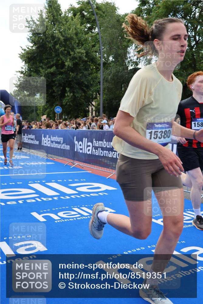 29.06.2025 - hella hamburg halbmarathon Strokosch-Dieckow http://msf.ph/oto/8519351 29.06.2025 11:46:12 Ziel 1075, 1230, 2109, 2805, 2858, 2974, 3808, 6124, 7108, 7513, 7872, 8615, 10123, 10230, 10322, 11175, 11816, 11817, 13442, 13903, 14043, 14130, 15380, 15732, 15833, 15876, 16953, 16974, 19168 meine-sportfotos.de