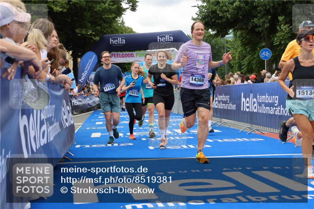 29.06.2025 - hella hamburg halbmarathon Strokosch-Dieckow http://msf.ph/oto/8519381 29.06.2025 10:56:43 Ziel 2378, 3836, 4152, 6416, 6759, 7037, 7646, 8311, 8744, 8825, 8996, 9488, 11083, 11870, 13816, 14369, 14461, 15134, 15145, 15431, 15712, 16008, 16009, 16043, 16121, 16679, 17133, 17259, 18340, 18634, 18899 meine-sportfotos.de