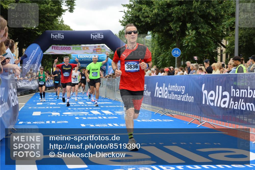 29.06.2025 - hella hamburg halbmarathon Strokosch-Dieckow http://msf.ph/oto/8519390 29.06.2025 10:56:47 Ziel 1955, 2378, 2741, 3836, 5418, 6835, 7646, 7716, 8825, 8996, 9488, 11870, 13816, 14369, 14461, 15134, 15431, 15712, 16008, 16009, 16043, 16121, 16620, 16679, 17133, 18634 meine-sportfotos.de