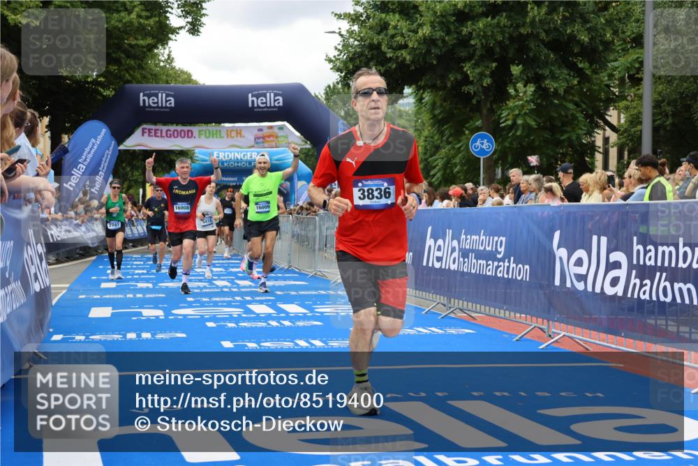 29.06.2025 - hella hamburg halbmarathon Strokosch-Dieckow http://msf.ph/oto/8519400 29.06.2025 10:56:47 Ziel 1955, 2378, 2741, 3836, 5418, 6835, 7646, 7716, 8825, 8996, 9488, 11870, 13816, 14369, 14461, 15134, 15431, 15712, 16008, 16009, 16043, 16121, 16620, 16679, 17133, 18634 meine-sportfotos.de