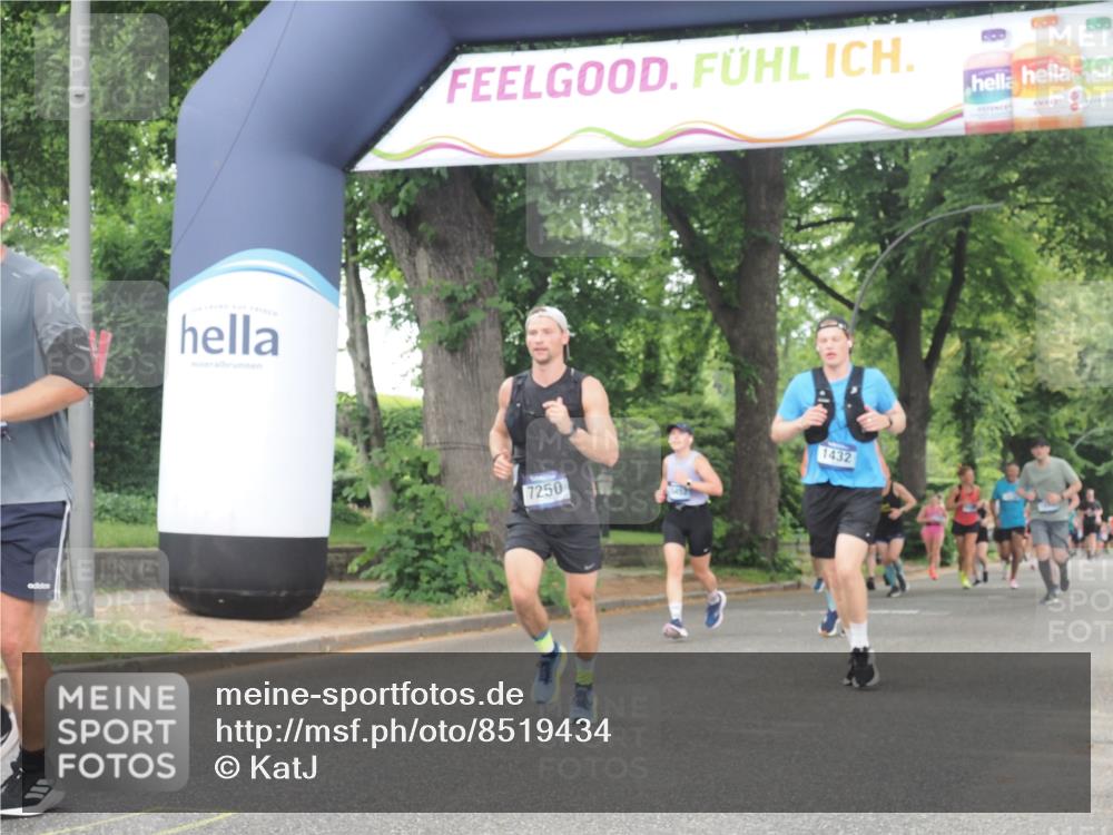 29.06.2025 - hella hamburg halbmarathon KatJ http://msf.ph/oto/8519434 29.06.2025 10:49:13 Zwischen KM18-KM19 1432, 5763, 7250, 8624 meine-sportfotos.de