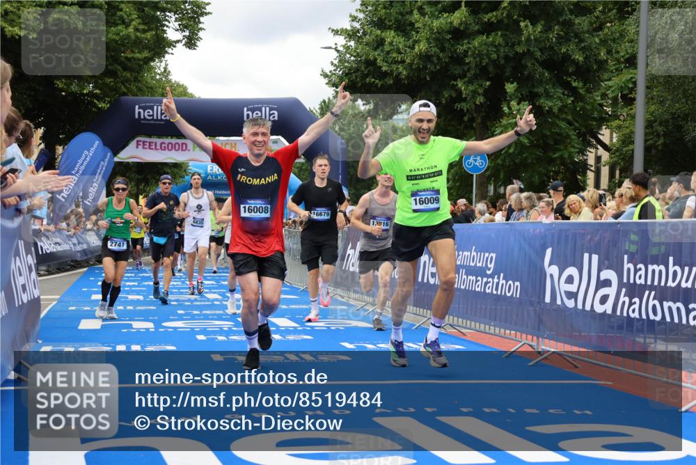 29.06.2025 - hella hamburg halbmarathon Strokosch-Dieckow http://msf.ph/oto/8519484 29.06.2025 10:56:49 Ziel 1955, 2282, 2378, 2741, 2759, 3836, 5418, 6835, 7716, 8825, 8996, 11043, 13816, 14369, 14461, 15097, 15134, 15431, 15712, 16008, 16009, 16043, 16121, 16620, 16679, 17133, 18634 meine-sportfotos.de