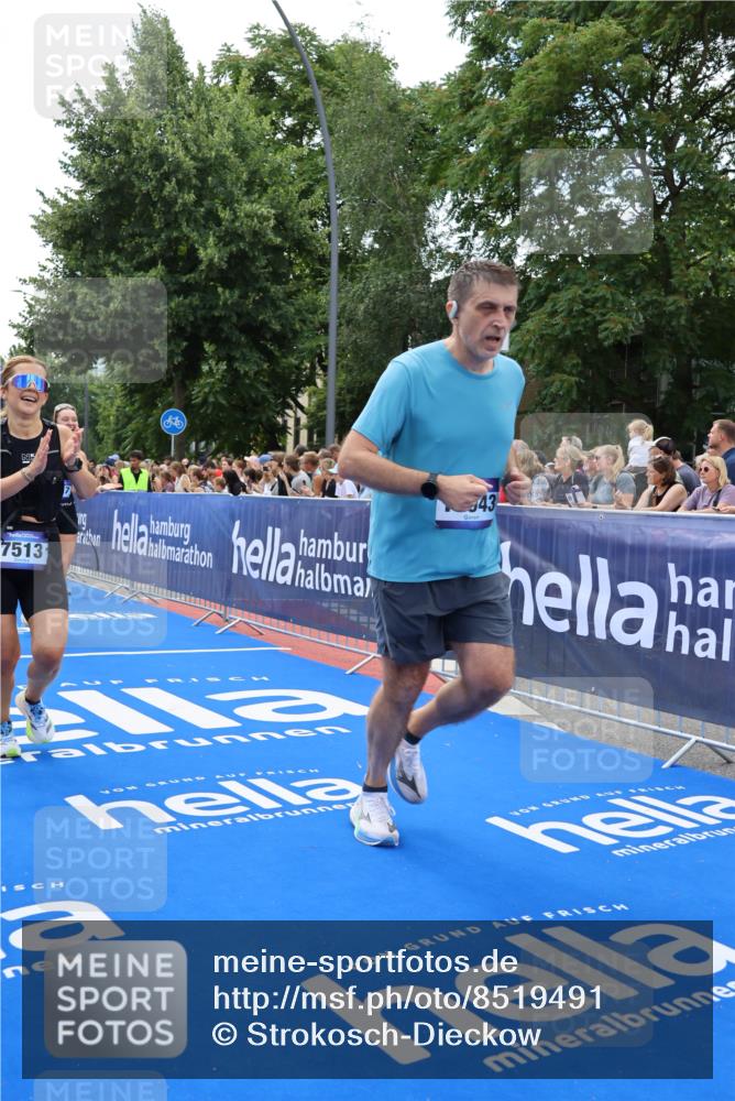 29.06.2025 - hella hamburg halbmarathon Strokosch-Dieckow http://msf.ph/oto/8519491 29.06.2025 11:46:16 Ziel 1075, 1230, 2109, 2537, 2805, 2858, 3808, 7124, 7240, 7513, 7872, 10123, 10202, 10230, 10322, 11175, 11816, 11817, 13903, 14043, 14130, 15380, 15833, 15876, 16974, 17541, 19087 meine-sportfotos.de