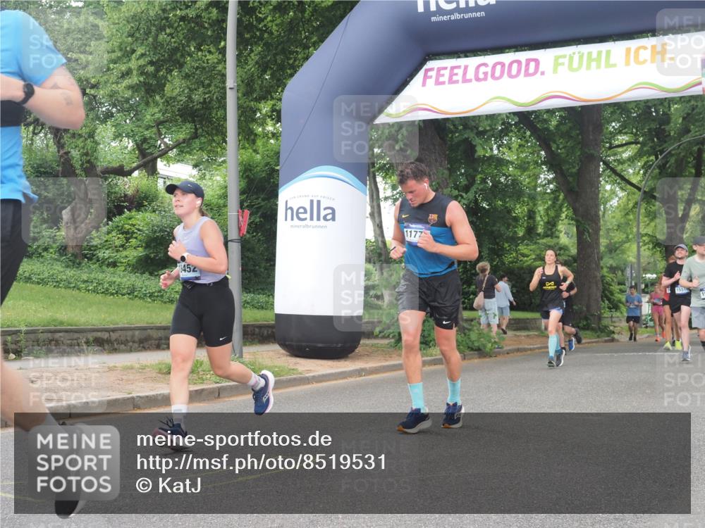 29.06.2025 - hella hamburg halbmarathon KatJ http://msf.ph/oto/8519531 29.06.2025 10:49:16 Zwischen KM18-KM19 1377, 1432, 5763, 7250, 8624 meine-sportfotos.de