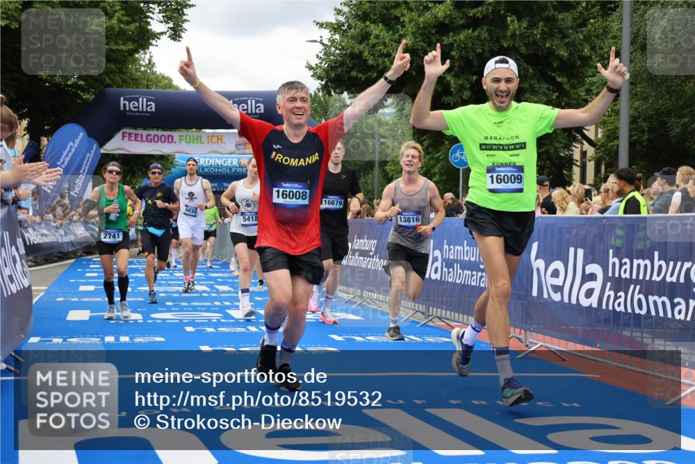 29.06.2025 - hella hamburg halbmarathon Strokosch-Dieckow http://msf.ph/oto/8519532 29.06.2025 10:56:49 Ziel 1955, 2282, 2378, 2741, 2759, 3836, 5418, 6835, 7716, 8825, 8996, 11043, 13816, 14369, 14461, 15097, 15134, 15431, 15712, 16008, 16009, 16043, 16121, 16620, 16679, 17133, 18634 meine-sportfotos.de