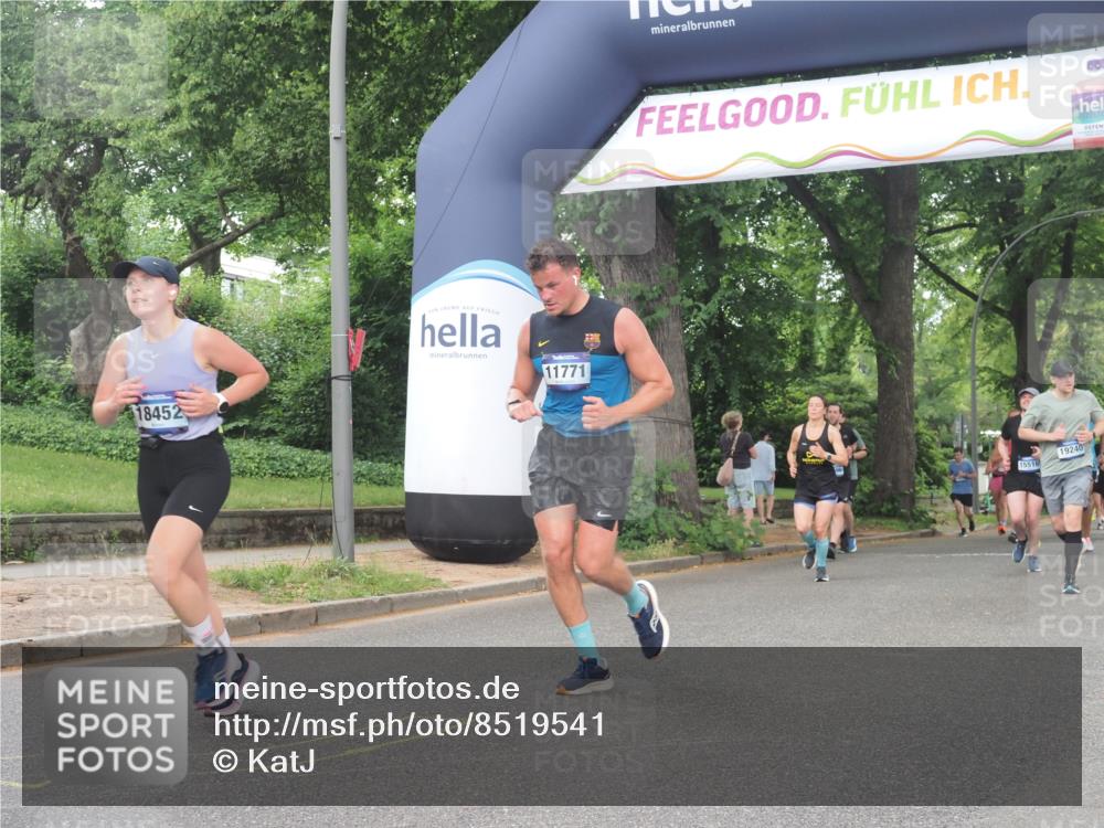 29.06.2025 - hella hamburg halbmarathon KatJ http://msf.ph/oto/8519541 29.06.2025 10:49:16 Zwischen KM18-KM19 1377, 1432, 5763, 7250, 8624 meine-sportfotos.de