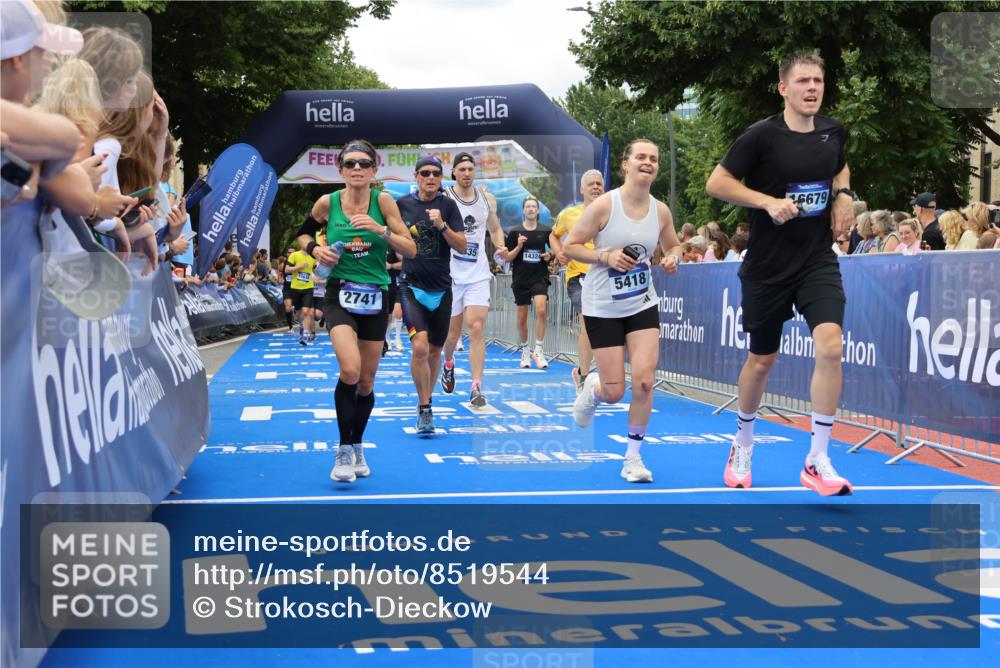 29.06.2025 - hella hamburg halbmarathon Strokosch-Dieckow http://msf.ph/oto/8519544 29.06.2025 10:56:51 Ziel 1955, 2282, 2378, 2741, 2759, 3836, 5033, 5418, 6835, 7716, 8669, 8825, 11043, 11212, 13816, 14461, 14678, 15097, 15431, 16008, 16009, 16620, 16679, 17133 meine-sportfotos.de