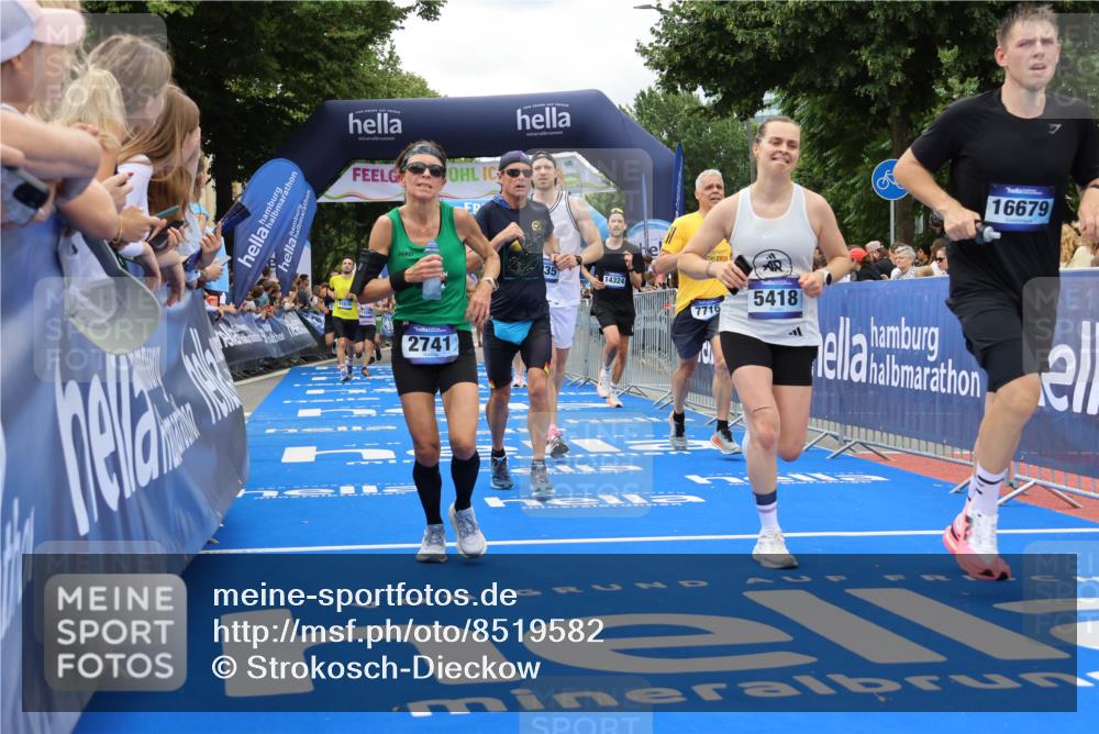 29.06.2025 - hella hamburg halbmarathon Strokosch-Dieckow http://msf.ph/oto/8519582 29.06.2025 10:56:51 Ziel 1955, 2282, 2378, 2741, 2759, 3836, 5033, 5418, 6835, 7716, 8669, 8825, 11043, 11212, 13816, 14461, 14678, 15097, 15431, 16008, 16009, 16620, 16679, 17133 meine-sportfotos.de