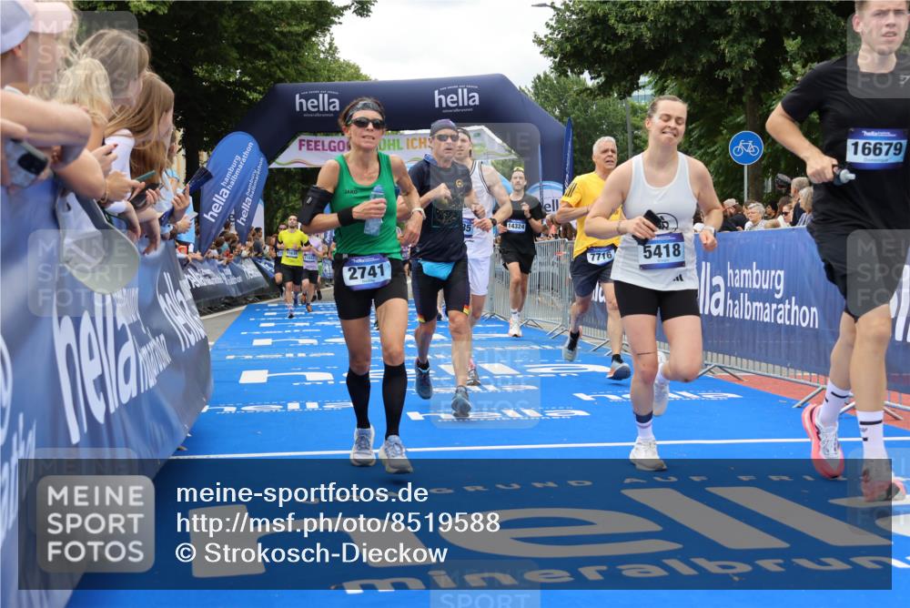 29.06.2025 - hella hamburg halbmarathon Strokosch-Dieckow http://msf.ph/oto/8519588 29.06.2025 10:56:51 Ziel 1955, 2282, 2378, 2741, 2759, 3836, 5033, 5418, 6835, 7716, 8669, 8825, 11043, 11212, 13816, 14461, 14678, 15097, 15431, 16008, 16009, 16620, 16679, 17133 meine-sportfotos.de