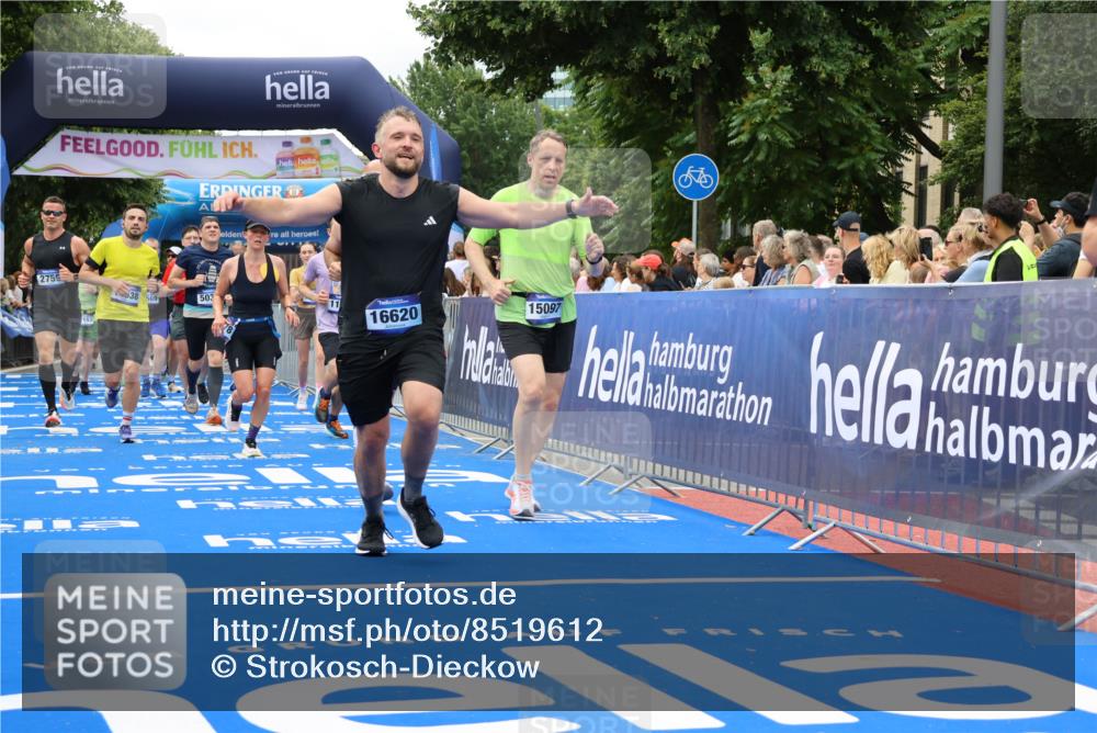 29.06.2025 - hella hamburg halbmarathon Strokosch-Dieckow http://msf.ph/oto/8519612 29.06.2025 10:56:54 Ziel 1485, 1955, 2282, 2378, 2741, 2759, 4299, 5033, 5418, 6835, 7716, 8669, 11043, 11212, 11638, 13816, 14678, 15097, 16008, 16009, 16470, 16620, 16679, 18719, 19091 meine-sportfotos.de