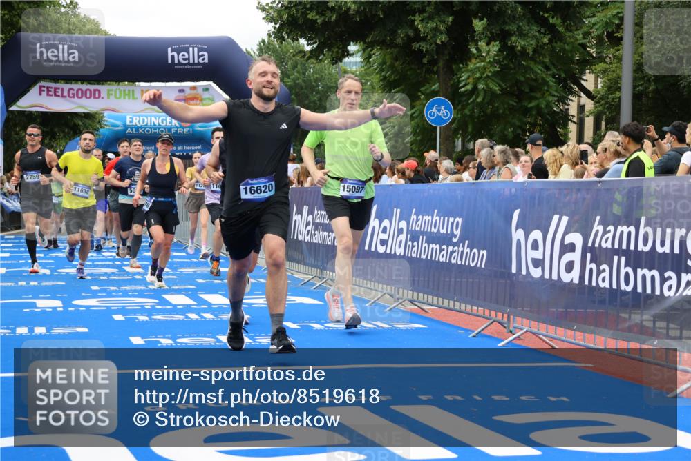 29.06.2025 - hella hamburg halbmarathon Strokosch-Dieckow http://msf.ph/oto/8519618 29.06.2025 10:56:54 Ziel 1485, 1955, 2282, 2378, 2741, 2759, 4299, 5033, 5418, 6835, 7716, 8669, 11043, 11212, 11638, 13816, 14678, 15097, 16008, 16009, 16470, 16620, 16679, 18719, 19091 meine-sportfotos.de
