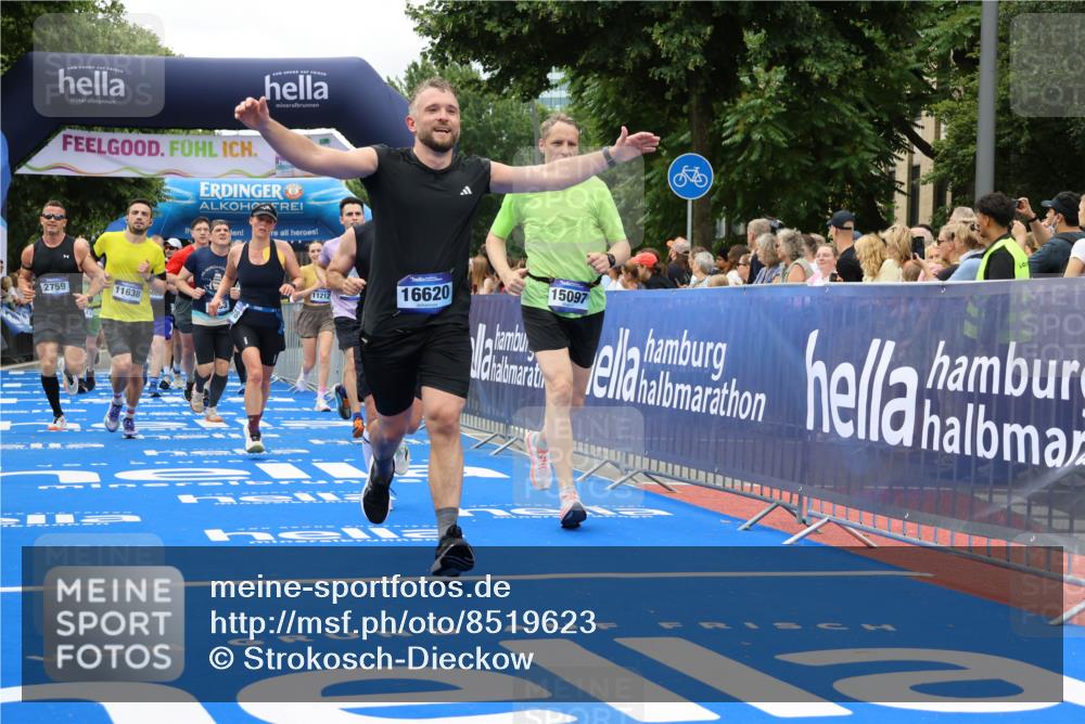 29.06.2025 - hella hamburg halbmarathon Strokosch-Dieckow http://msf.ph/oto/8519623 29.06.2025 10:56:54 Ziel 1485, 1955, 2282, 2378, 2741, 2759, 4299, 5033, 5418, 6835, 7716, 8669, 11043, 11212, 11638, 13816, 14678, 15097, 16008, 16009, 16470, 16620, 16679, 18719, 19091 meine-sportfotos.de
