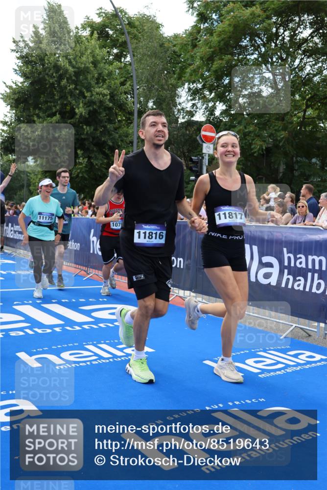 29.06.2025 - hella hamburg halbmarathon Strokosch-Dieckow http://msf.ph/oto/8519643 29.06.2025 11:46:18 Ziel 1075, 2109, 2537, 2805, 2858, 5549, 7124, 7240, 7513, 7872, 8107, 10123, 10202, 10230, 10322, 11175, 11816, 11817, 13903, 14043, 15380, 15876, 16974, 17541, 18934, 18935, 19087 meine-sportfotos.de