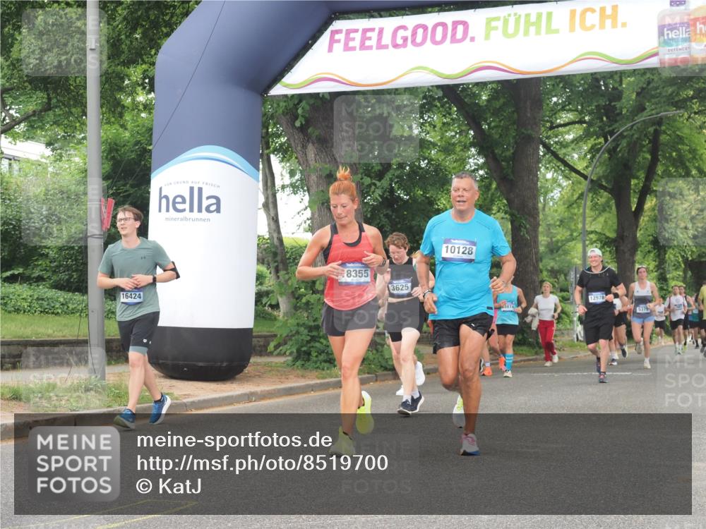 29.06.2025 - hella hamburg halbmarathon KatJ http://msf.ph/oto/8519700 29.06.2025 10:49:21 Zwischen KM18-KM19 1147, 1377, 3625 meine-sportfotos.de