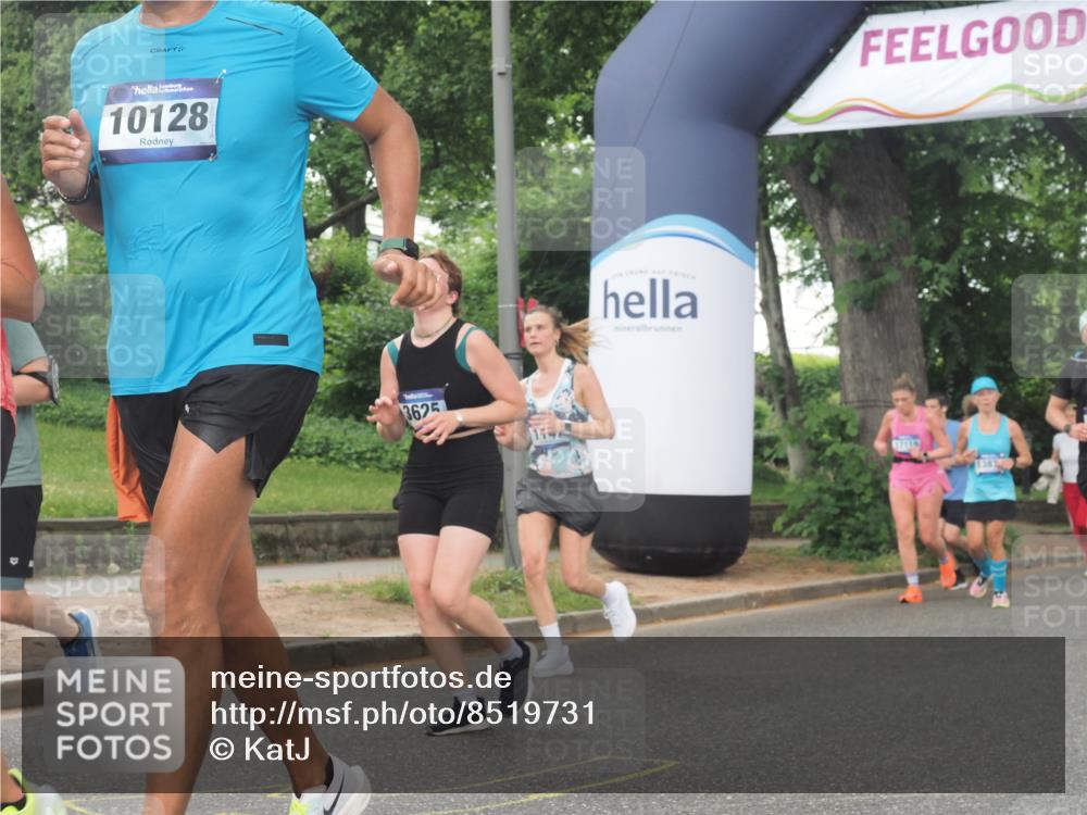 29.06.2025 - hella hamburg halbmarathon KatJ http://msf.ph/oto/8519731 29.06.2025 10:49:23 Zwischen KM18-KM19 1147, 1377, 3625, 5379 meine-sportfotos.de