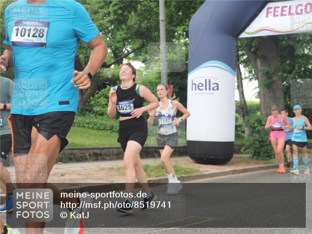 29.06.2025 - hella hamburg halbmarathon KatJ http://msf.ph/oto/8519741 29.06.2025 10:49:23 Zwischen KM18-KM19 1147, 1377, 3625, 5379 meine-sportfotos.de
