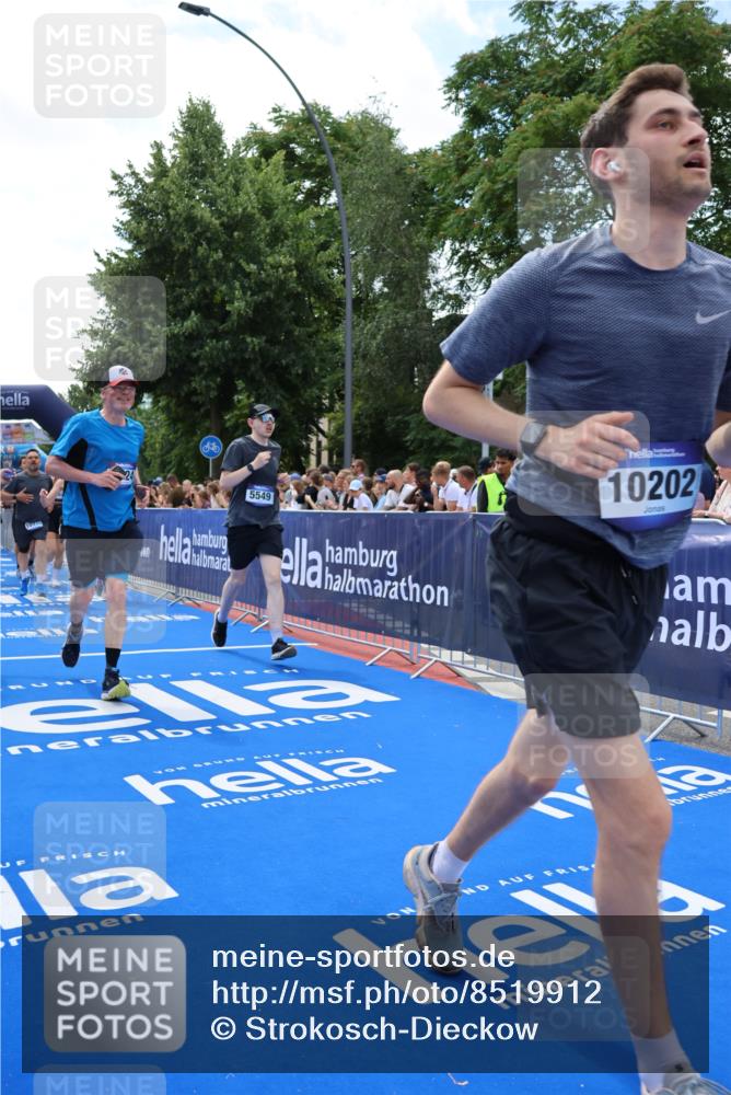 29.06.2025 - hella hamburg halbmarathon Strokosch-Dieckow http://msf.ph/oto/8519912 29.06.2025 11:46:24 Ziel 1075, 1478, 1586, 2109, 2537, 2805, 5224, 5240, 5549, 5654, 7124, 7240, 7872, 8065, 8107, 10202, 10230, 10888, 11175, 11816, 11817, 11923, 12343, 13903, 14170, 16974, 17139, 17170, 17541, 18332, 18934, 18935, 19062, 19087 meine-sportfotos.de