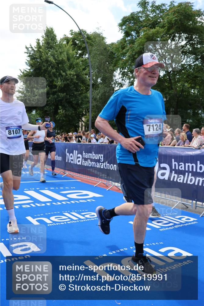 29.06.2025 - hella hamburg halbmarathon Strokosch-Dieckow http://msf.ph/oto/8519991 29.06.2025 11:46:25 Ziel 1075, 1478, 1586, 2109, 2537, 2792, 2805, 5224, 5240, 5549, 5654, 7124, 7240, 7872, 8065, 8107, 10202, 10888, 11175, 11923, 12343, 13903, 14170, 14473, 16974, 17139, 17170, 17541, 18332, 18588, 18934, 18935, 18946, 19062, 19087 meine-sportfotos.de
