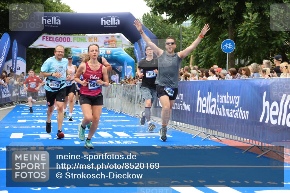 29.06.2025 - hella hamburg halbmarathon Strokosch-Dieckow http://msf.ph/oto/8520169 29.06.2025 11:02:21 Ziel 1135, 1138, 1377, 1851, 4389, 7049, 8531, 9928, 9932, 9984, 10031, 10746, 12156, 12571, 14605, 15008, 15520, 15686, 17142, 17939, 18000, 19023 meine-sportfotos.de