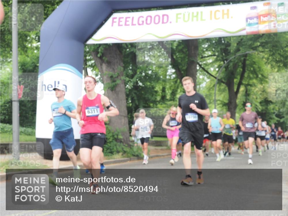 29.06.2025 - hella hamburg halbmarathon KatJ http://msf.ph/oto/8520494 29.06.2025 10:49:42 Zwischen KM18-KM19 1114, 1940, 4859, 6311 meine-sportfotos.de