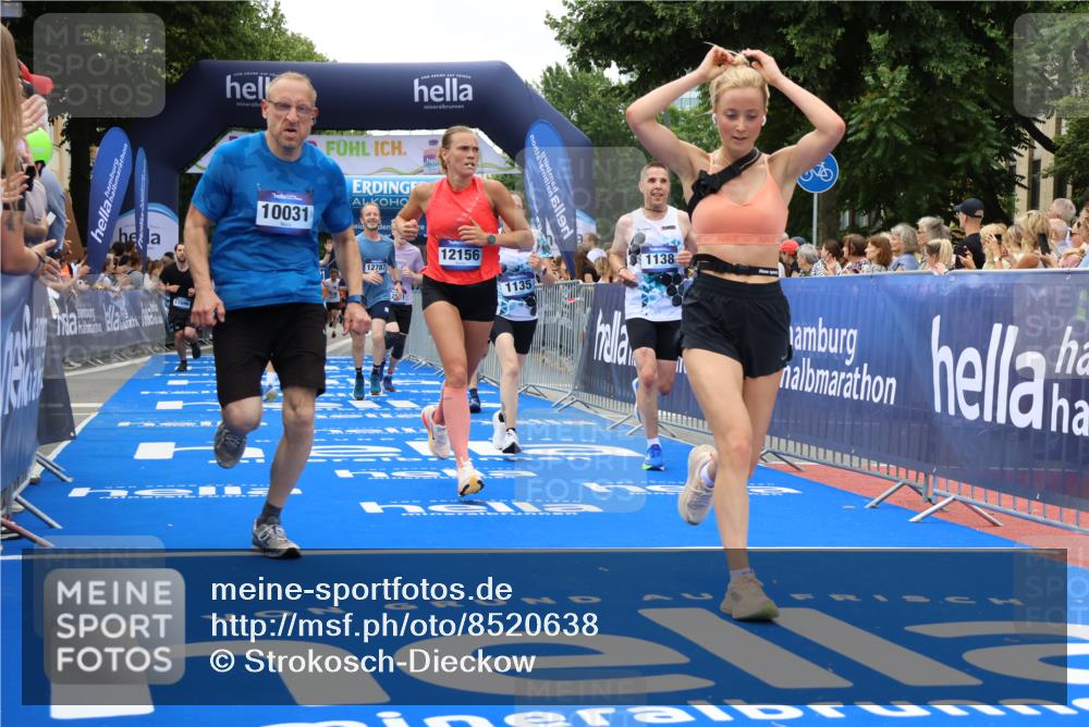 29.06.2025 - hella hamburg halbmarathon Strokosch-Dieckow http://msf.ph/oto/8520638 29.06.2025 11:02:26 Ziel 1135, 1138, 1851, 4389, 7049, 8531, 9928, 9932, 9984, 10031, 12156, 12571, 12787, 13086, 14313, 15008, 15686, 17096, 17142, 17939, 17955 meine-sportfotos.de