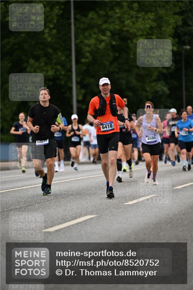 29.06.2025 - hella hamburg halbmarathon Dr. Thomas Lammeyer http://msf.ph/oto/8520752 29.06.2025 10:34:00 Kennedybrücke 1192, 1230, 1661, 1869, 2901, 3613, 4575, 4580, 4982, 5063, 5322, 6418, 6598, 7449, 8388, 10162, 10641, 10880 meine-sportfotos.de