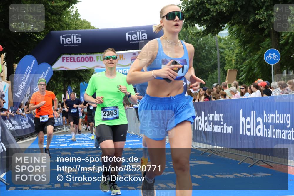 29.06.2025 - hella hamburg halbmarathon Strokosch-Dieckow http://msf.ph/oto/8520771 29.06.2025 11:01:06 Ziel 1364, 2091, 2363, 5603, 6033, 6487, 6921, 8177, 9071, 10194, 10295, 10576, 11041, 12446, 14577, 15344, 15908, 17226, 17491 meine-sportfotos.de