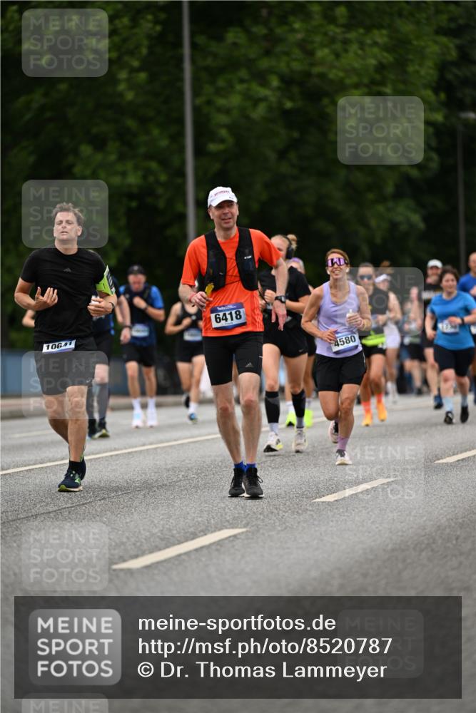 29.06.2025 - hella hamburg halbmarathon Dr. Thomas Lammeyer http://msf.ph/oto/8520787 29.06.2025 10:34:01 Kennedybrücke 1063, 1192, 1230, 1661, 1869, 2901, 3613, 4575, 4580, 4982, 5063, 5322, 6418, 6598, 7449, 8048, 8388, 10162, 10641, 10880 meine-sportfotos.de