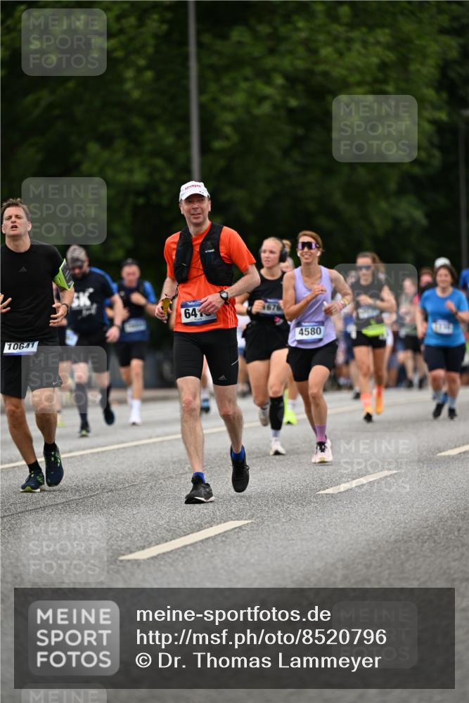 29.06.2025 - hella hamburg halbmarathon Dr. Thomas Lammeyer http://msf.ph/oto/8520796 29.06.2025 10:34:01 Kennedybrücke 1063, 1192, 1230, 1661, 1869, 2901, 3613, 4575, 4580, 4982, 5063, 5322, 6418, 6598, 7449, 8048, 8388, 10162, 10641, 10880 meine-sportfotos.de
