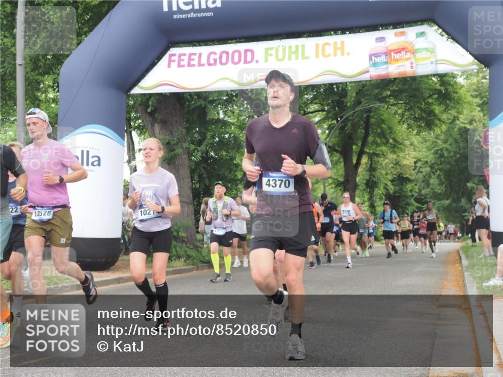 29.06.2025 - hella hamburg halbmarathon KatJ http://msf.ph/oto/8520850 29.06.2025 10:49:49 Zwischen KM18-KM19 1126, 1722, 1724, 1881, 4370, 4665, 5734, 8469 meine-sportfotos.de