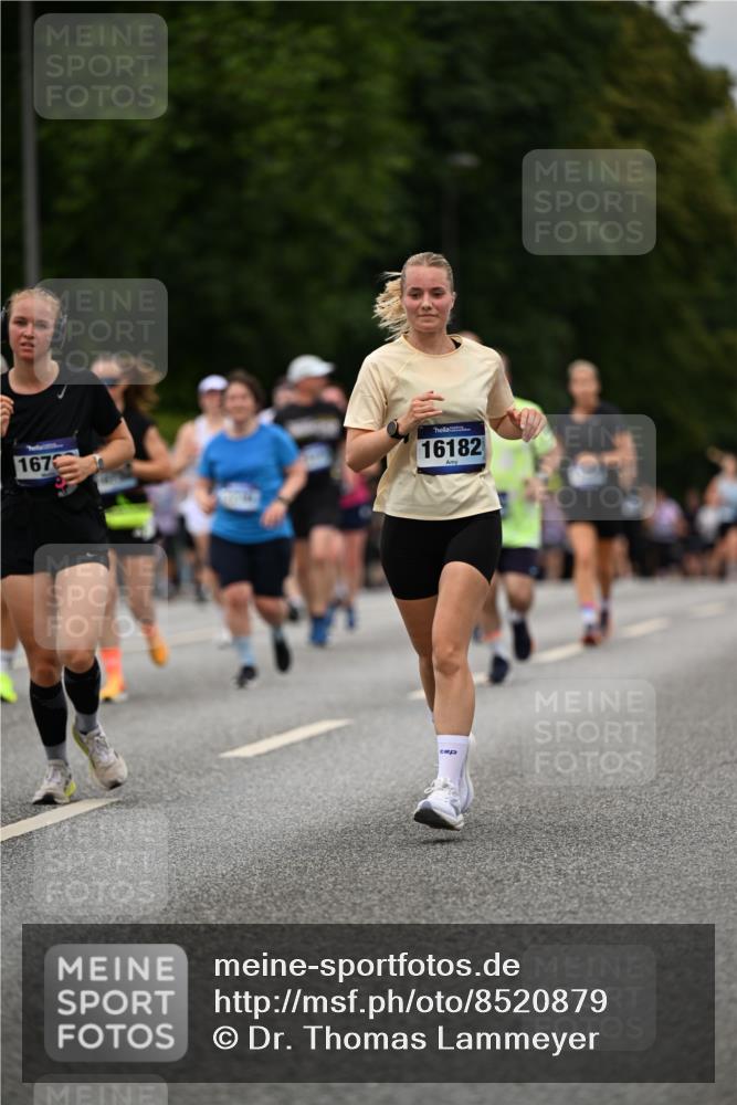 29.06.2025 - hella hamburg halbmarathon Dr. Thomas Lammeyer http://msf.ph/oto/8520879 29.06.2025 10:34:04 Kennedybrücke 1063, 1192, 1230, 1661, 1869, 2901, 3613, 4575, 4580, 4982, 5322, 6418, 6598, 7449, 8048, 8388, 10162, 10641, 10880 meine-sportfotos.de