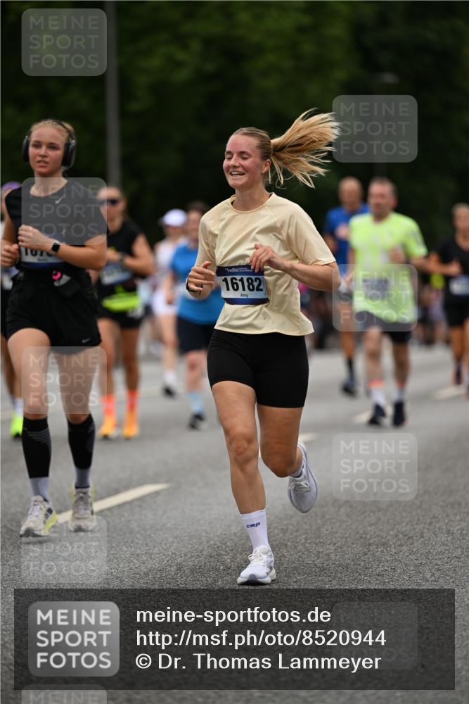 29.06.2025 - hella hamburg halbmarathon Dr. Thomas Lammeyer http://msf.ph/oto/8520944 29.06.2025 10:34:06 Kennedybrücke 1063, 1192, 1230, 1661, 2901, 3573, 3613, 4575, 4580, 4982, 5322, 6418, 6598, 7449, 8048, 10162, 10641, 10880 meine-sportfotos.de