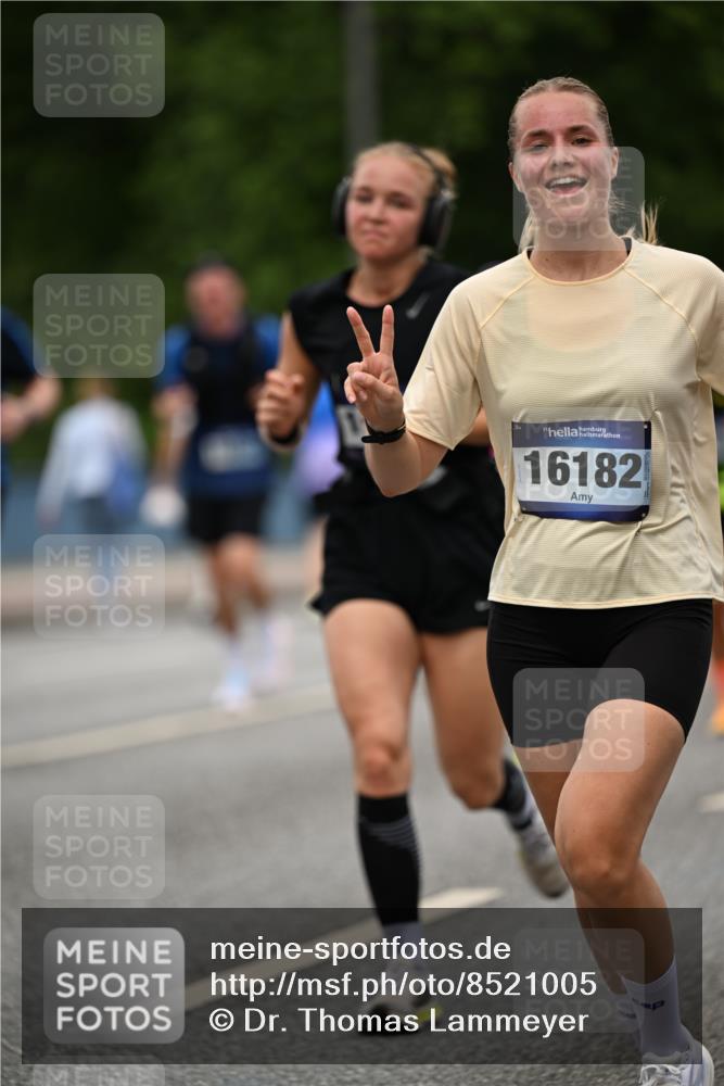 29.06.2025 - hella hamburg halbmarathon Dr. Thomas Lammeyer http://msf.ph/oto/8521005 29.06.2025 10:34:07 Kennedybrücke 1063, 1192, 1230, 1661, 2901, 3573, 3613, 4575, 4580, 4982, 5322, 6418, 6598, 7449, 8048, 10162, 10641, 10880 meine-sportfotos.de