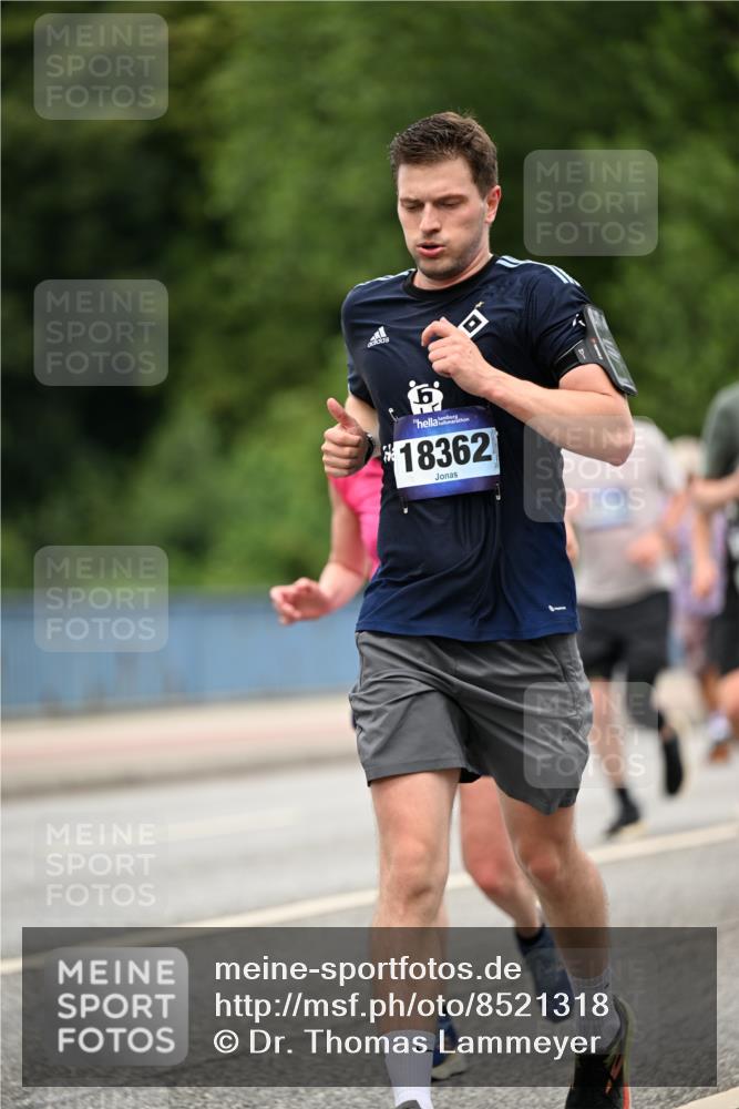 29.06.2025 - hella hamburg halbmarathon Dr. Thomas Lammeyer http://msf.ph/oto/8521318 29.06.2025 10:34:17 Kennedybrücke 1063, 1192, 1230, 1661, 2901, 3524, 3573, 4198, 4575, 4580, 4819, 6418, 6598, 6626, 8048, 10322, 10641, 10880 meine-sportfotos.de