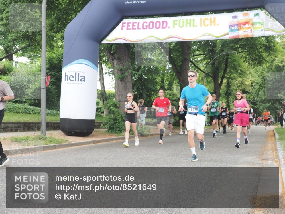 29.06.2025 - hella hamburg halbmarathon KatJ http://msf.ph/oto/8521649 29.06.2025 10:50:13 Zwischen KM18-KM19 2424, 2685, 4328 meine-sportfotos.de