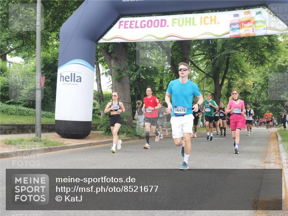 29.06.2025 - hella hamburg halbmarathon KatJ http://msf.ph/oto/8521677 29.06.2025 10:50:14 Zwischen KM18-KM19 2424, 2685, 4328 meine-sportfotos.de