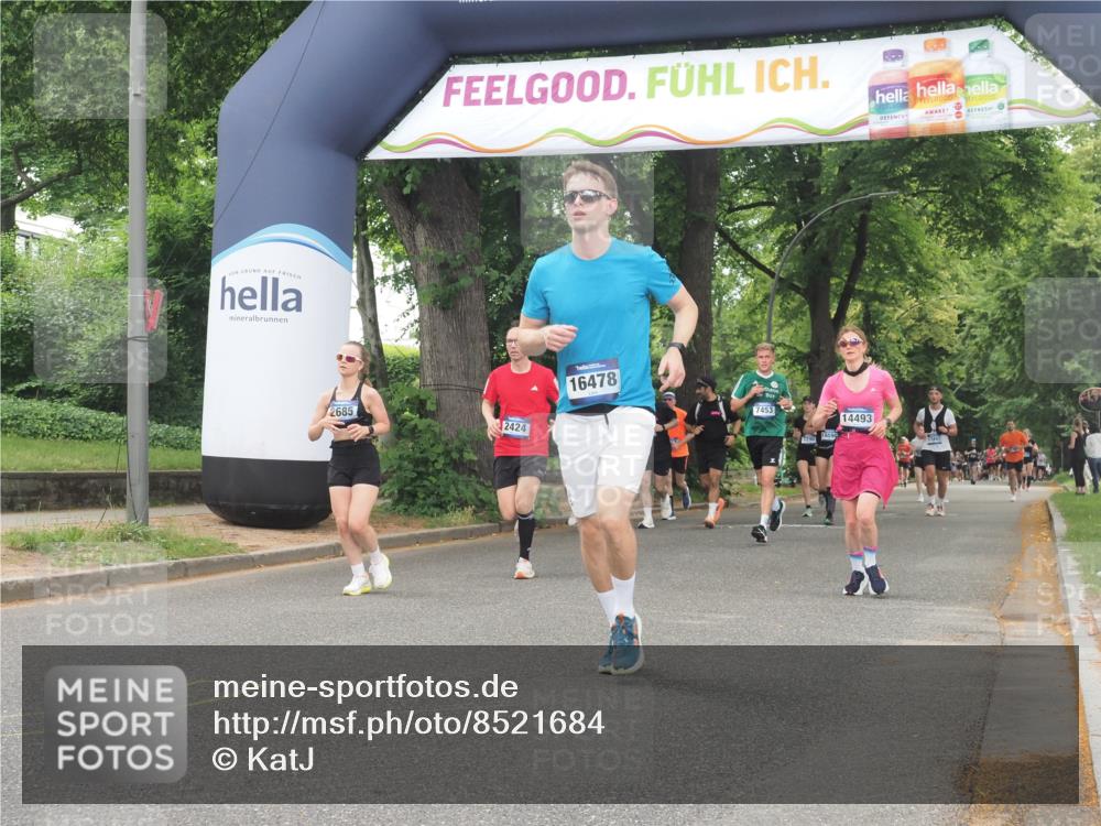 29.06.2025 - hella hamburg halbmarathon KatJ http://msf.ph/oto/8521684 29.06.2025 10:50:14 Zwischen KM18-KM19 2424, 2685, 4328 meine-sportfotos.de
