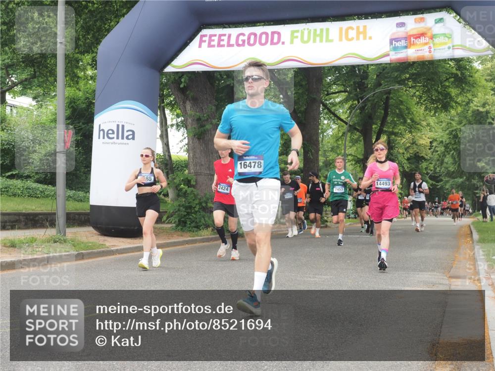 29.06.2025 - hella hamburg halbmarathon KatJ http://msf.ph/oto/8521694 29.06.2025 10:50:14 Zwischen KM18-KM19 2424, 2685, 4328 meine-sportfotos.de