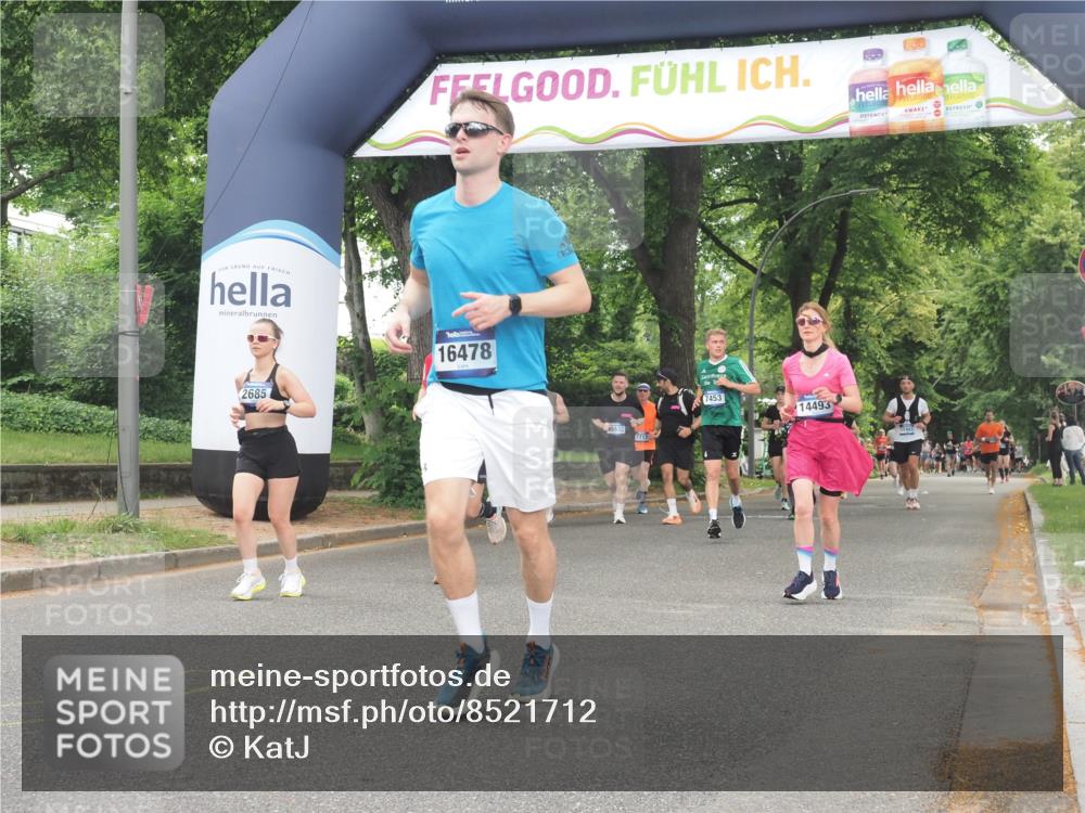 29.06.2025 - hella hamburg halbmarathon KatJ http://msf.ph/oto/8521712 29.06.2025 10:50:14 Zwischen KM18-KM19 2424, 2685, 4328 meine-sportfotos.de