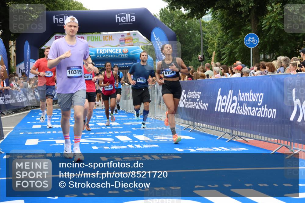 29.06.2025 - hella hamburg halbmarathon Strokosch-Dieckow http://msf.ph/oto/8521720 29.06.2025 11:02:40 Ziel 1432, 1573, 1992, 3360, 4511, 5839, 6311, 6815, 7033, 7658, 8154, 10319, 11968, 12008, 12836, 14456, 15137, 16872, 17383, 18551, 18599, 19241 meine-sportfotos.de