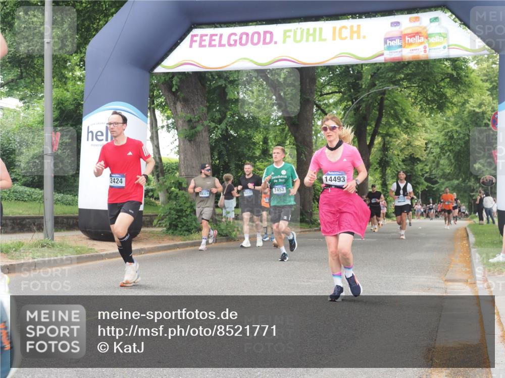 29.06.2025 - hella hamburg halbmarathon KatJ http://msf.ph/oto/8521771 29.06.2025 10:50:15 Zwischen KM18-KM19 2424, 2685, 4328, 7453 meine-sportfotos.de