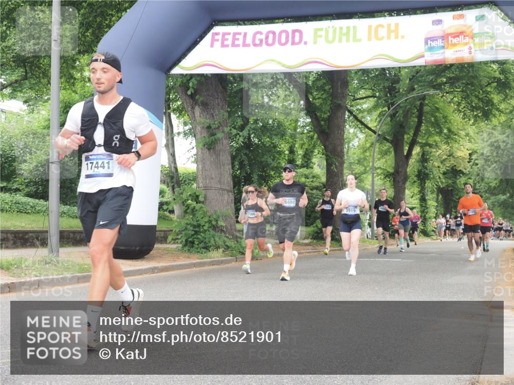 29.06.2025 - hella hamburg halbmarathon KatJ http://msf.ph/oto/8521901 29.06.2025 10:50:21 Zwischen KM18-KM19 2424, 3919, 7290, 7453, 7717 meine-sportfotos.de