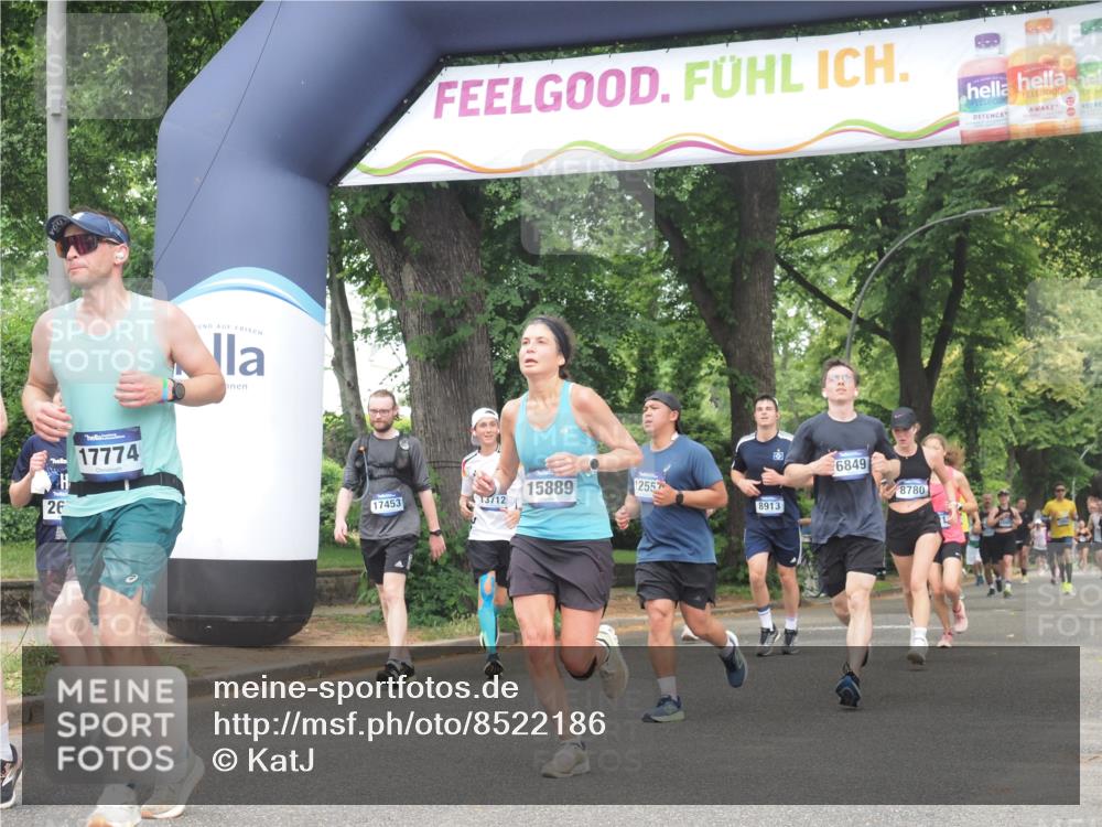 29.06.2025 - hella hamburg halbmarathon KatJ http://msf.ph/oto/8522186 29.06.2025 11:00:16 Zwischen KM18-KM19 2690, 3023, 6849, 7158 meine-sportfotos.de