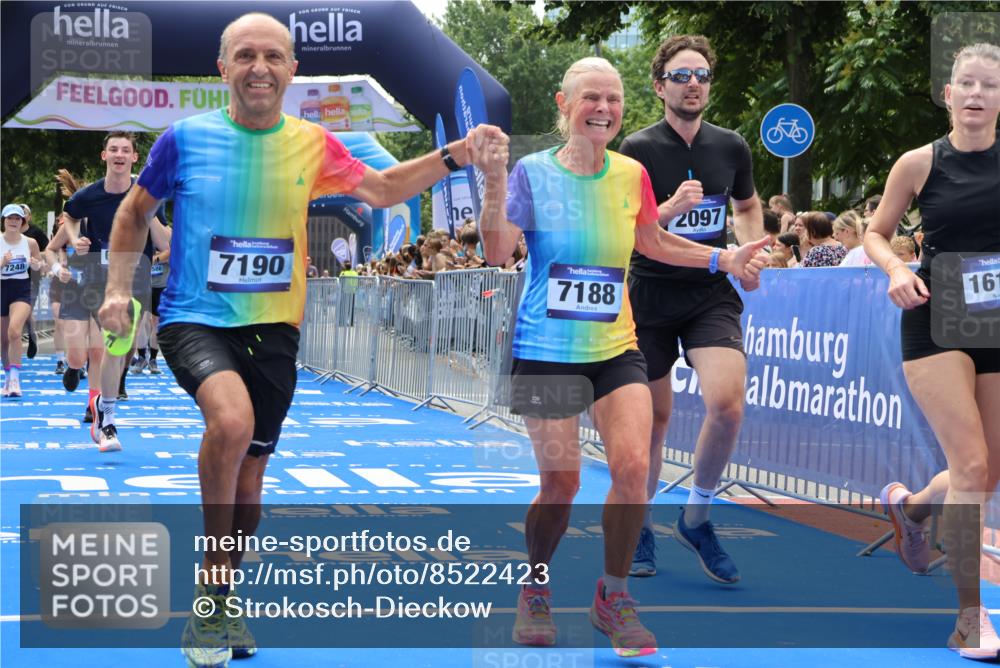 29.06.2025 - hella hamburg halbmarathon Strokosch-Dieckow http://msf.ph/oto/8522423 29.06.2025 11:24:39 Ziel 1694, 2097, 2886, 3458, 6248, 6556, 7114, 7115, 7188, 7190, 7248, 7891, 9567, 9635, 10550, 10989, 12628, 13014, 13031, 14633, 16154, 16631, 16781, 18060 meine-sportfotos.de