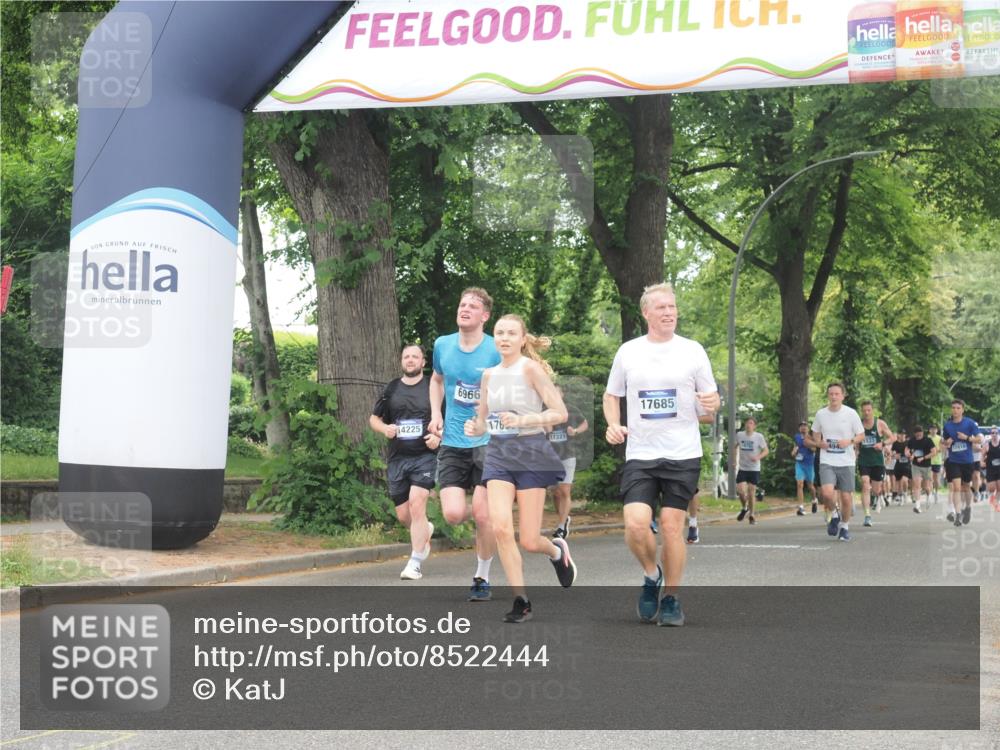 29.06.2025 - hella hamburg halbmarathon KatJ http://msf.ph/oto/8522444 29.06.2025 10:50:45 Zwischen KM18-KM19 4389, 5511, 6966 meine-sportfotos.de