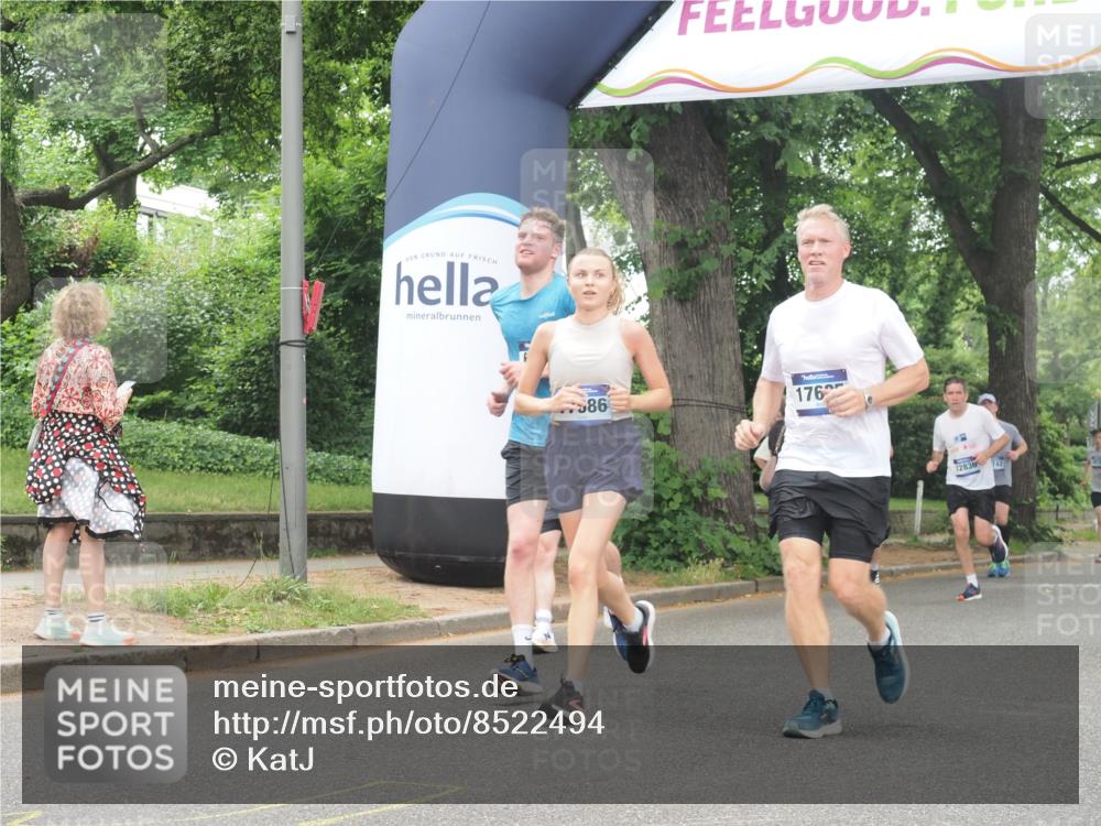 29.06.2025 - hella hamburg halbmarathon KatJ http://msf.ph/oto/8522494 29.06.2025 10:50:46 Zwischen KM18-KM19 4389, 5511, 6966 meine-sportfotos.de