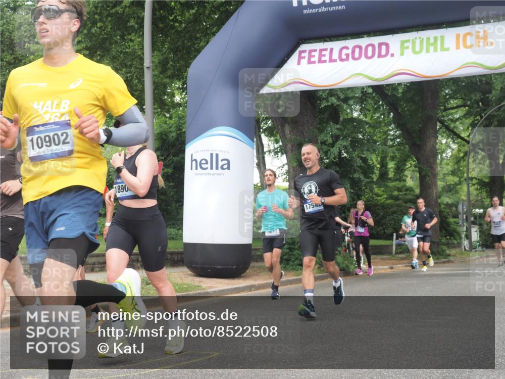 29.06.2025 - hella hamburg halbmarathon KatJ http://msf.ph/oto/8522508 29.06.2025 11:00:25 Zwischen KM18-KM19 1838, 2471, 2821, 6352 meine-sportfotos.de